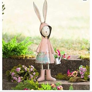 New in box P&H garden bunny statue in Pink
